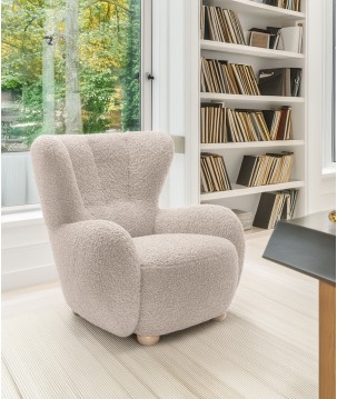 Fotel CIRO z szerokim siedziskiem i drewnianymi nogami w tkaninie ROLF 02