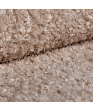 Fotel CIRO z szerokim siedziskiem i drewnianymi nogami w tkaninie ROLF 02