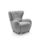 Fotel CIRO z szerokim siedziskiem i drewnianymi nogami w tkaninie ROLF 06