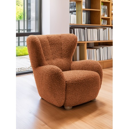 Fotel CIRO z szerokim siedziskiem i drewnianymi nogami w tkaninie ROLF 10