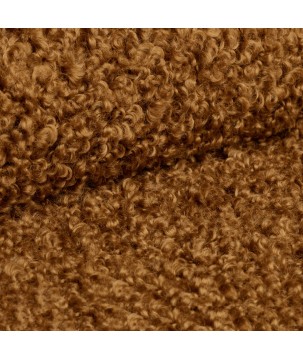 Fotel CIRO z szerokim siedziskiem i drewnianymi nogami w tkaninie ROLF 10