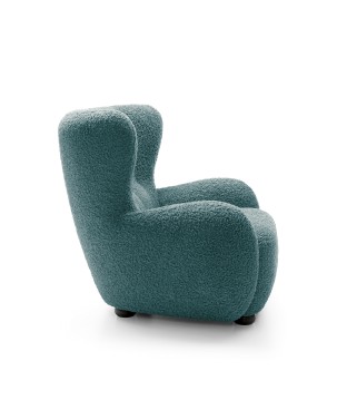 Fotel CIRO z szerokim siedziskiem i drewnianymi nogami w tkaninie ROLF 17