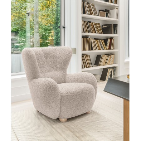 Fotel CIRO z szerokim siedziskiem i drewnianymi nogami w tkaninie ROLF 02