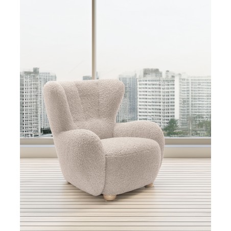 Fotel CIRO z szerokim siedziskiem i drewnianymi nogami w tkaninie ROLF 03