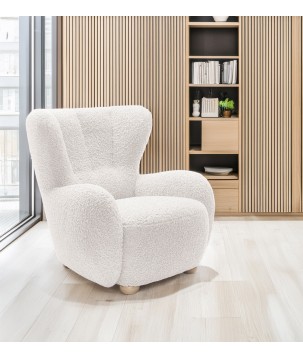 Fotel CIRO z szerokim siedziskiem i drewnianymi nogami w tkaninie ROLF 04