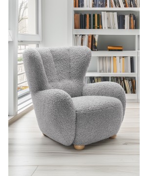 Fotel CIRO z szerokim siedziskiem i drewnianymi nogami w tkaninie ROLF 06