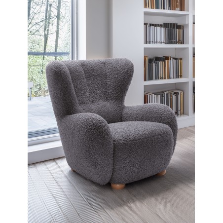 Fotel CIRO z szerokim siedziskiem i drewnianymi nogami w tkaninie ROLF 08