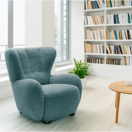 Fotel CIRO z szerokim siedziskiem i drewnianymi nogami w tkaninie ROLF 17