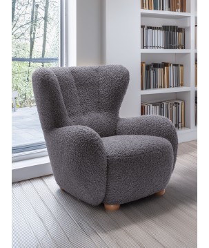 Fotel CIRO z szerokim siedziskiem i drewnianymi nogami w tkaninie ROLF 08