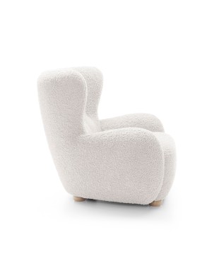 Fotel CIRO z szerokim siedziskiem i drewnianymi nogami w tkaninie ROLF 04