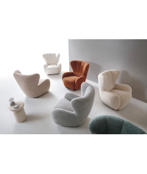 Fotel CIRO z szerokim siedziskiem i drewnianymi nogami w tkaninie ROLF 04