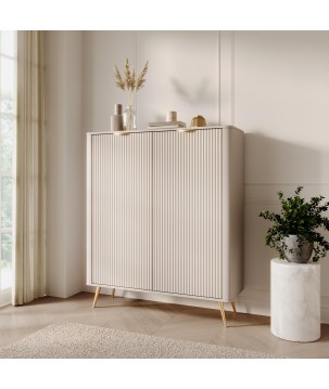 Beżowa Komoda wysoka LETNA 2D – komoda z ryflowanymi frontami do salonu i sypialni na wysokich nóżkach