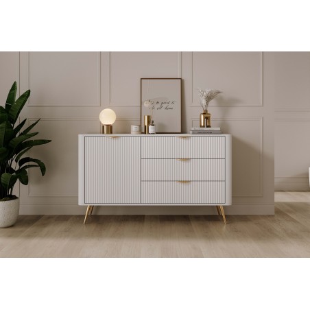 Biała Komoda LETNA 3 szuflady + drzwi – komoda z półkami do salonu i sypialni na wysokich nóżkach