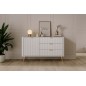 Biała Komoda LETNA 3 szuflady + drzwi – komoda z półkami do salonu i sypialni na wysokich nóżkach