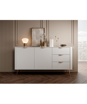 Biała Komoda LETNA 3 szuflady + drzwi – komoda z ryflowanymi frontami do salonu i sypialni na wysokich nóżkach